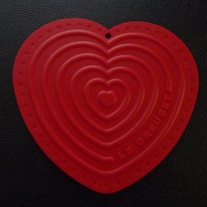 NWOT LE CREUSET SILICONE RED HEART 8”POT HOLDER